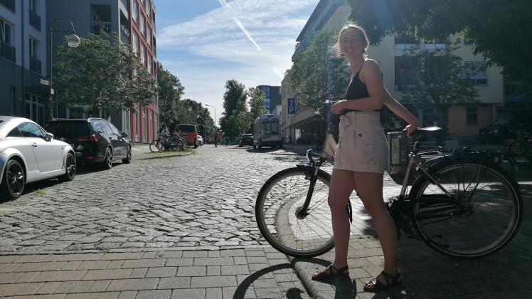Volontärin Carolin Beyer fährt auch täglich mit dem Rad. Vor dem Redaktionsgebäude stellte sie eine typische Szene nach: Ihr Vorderrad befindet sich schon halb auf der Straße, während sie schaut, ob selbige frei ist.
