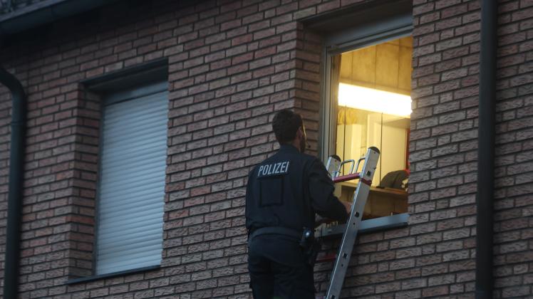 Polizei und Feuerwehr öffnen das Fenster eines Hauses, um die Bewohner zu Verlassen des Evakuierungsbereichs in Osnabrück-Dodesheide zu bewegen. 