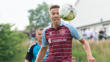 Heiß auf den Ball: Flensburgs Doppeltorschütze Jonah Gieseler, im Hintergrund Julian Thomsen vom FC Tarp-Oeversee.