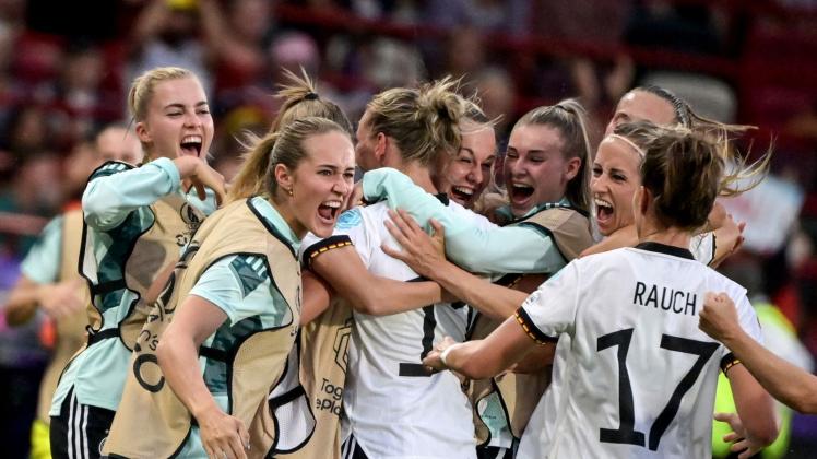 Deutschlands Fußballerinnen feierten den zweiten Sieg im zweiten Spiel bei der EM in England. Foto: Sebastian Christoph Gollnow/dpa