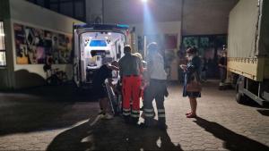 Am Evakuierungszentrum in Osnabrück-Dodesheide kam am späten Abend noch ein Krankentransport an. 