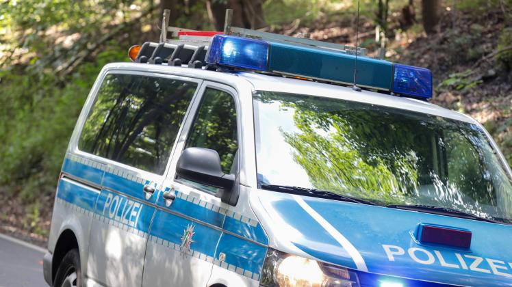Themenbild Polizei Ein Polizeiauto mit leuchtendem Blaulicht steht auf einer Straße. Solingen, Burger Höhe Deutschland *