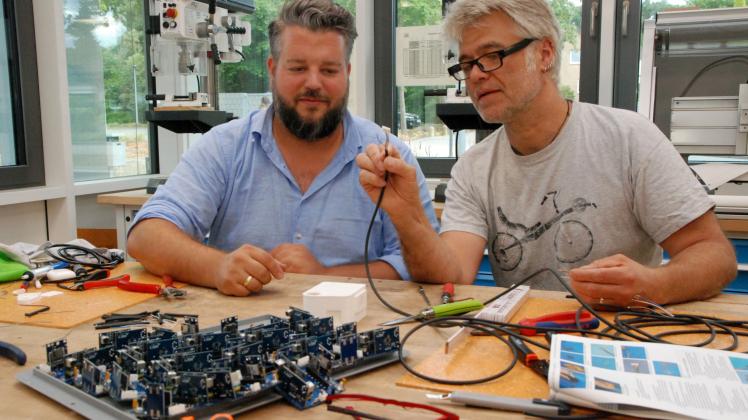 Mathhias Lauxtermann und Tim Wrede bauen Openbikesensor zusammen