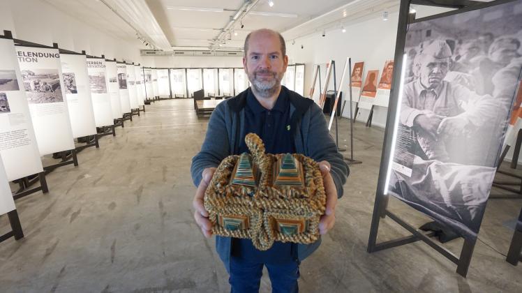 Martin Koers zeigt eine Schatulle, die von Kriegsgefangenen in den Emslandlagern gefertigt wurde.