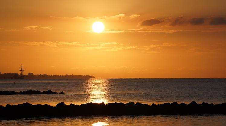 Romantischer Sonnenaufgang am Meer für Frühaufsteher Im Grömitz konnteheute Frühaufsteher einen Augenblick der Wonne gen