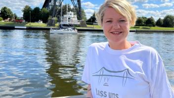 Catrin Pannek vom Rendsburg Tourismus und Marketing GmbH präsentiert das neue T-Shirt mit „Lass uns schweben“-Aufdruck.