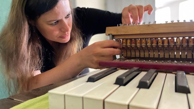Sophie Deyhle restauriert  im Lägerdorfer Alsenhof ein Klavier