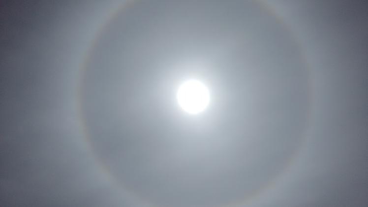 Ein beeindruckendes Bild von einem Sonnen-Halo ist unserem Leser Jörg Budke gelungen.