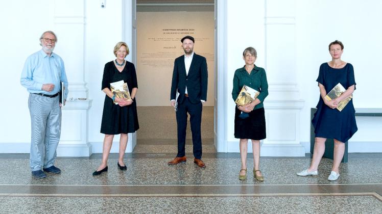 Sie wählen die Siegerin oder den Sieger des „Kunstpreis Osnabrück 2022“ aus: Prof. Dr. Wulf Herzogenrath, Dr. Ulrike Hamm, Nils-Arne Kässens, Prof. Dr. Barbara Kaesbohrer, Meike Behm (von links).