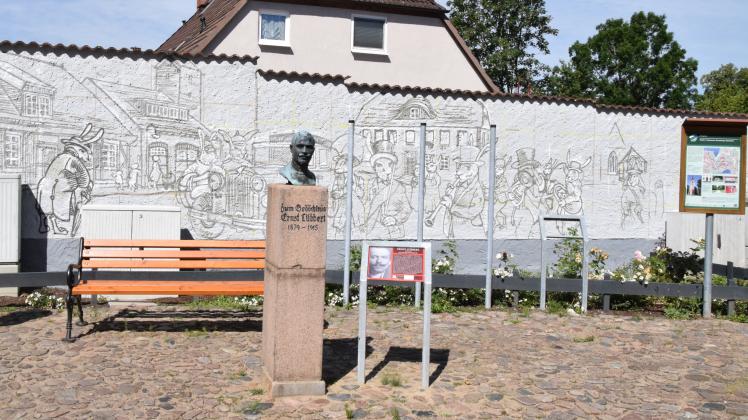 Der Platz rund um das Ernst-Lübbert-Denkmal in Warin soll zu einer Informationsstelle für Einheimische und Touristen werden. 