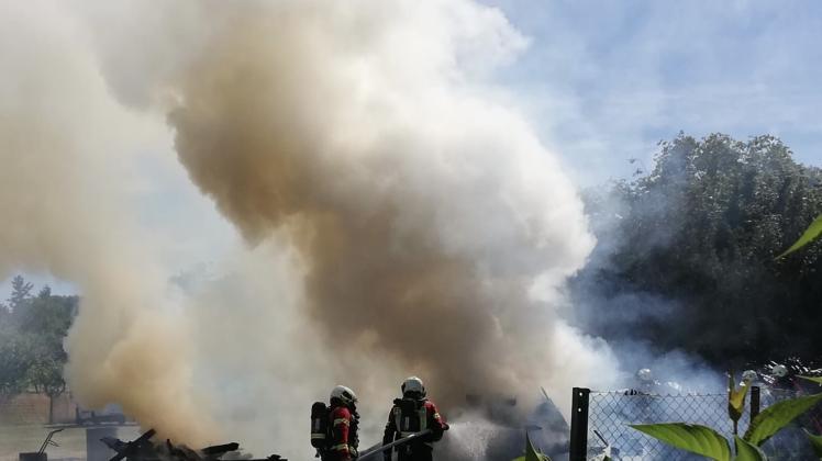 Mit Atemschutzgeräten ausgestattet kämpften die Feuerwehrkräfte gegen die Flammen und Glutnester. 