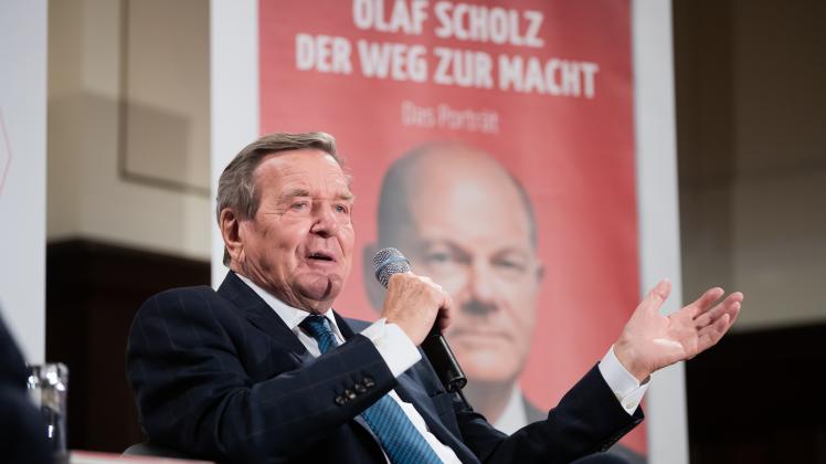 Altkanzler Schröder stellt Biografie über Olaf Scholz vor