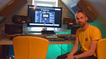In seinem Homestudio in Wrist: Frederik Klaas hat Musik und Sounddesign studiert, um sich tontechnisch fundiertes Wissen für das Komponieren seiner Beats anzueignen. Vater Rap-Songs Rap Lazy Mike Enkidot N4$H Songs Beats Produzent Musik-Produzent