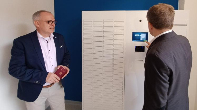 Wie der neue Dokumentenausgabeautomat funktioniert, probieren OB Rico Badenschier (r.) und KSM-Vorstand Matthias Effenberger. 