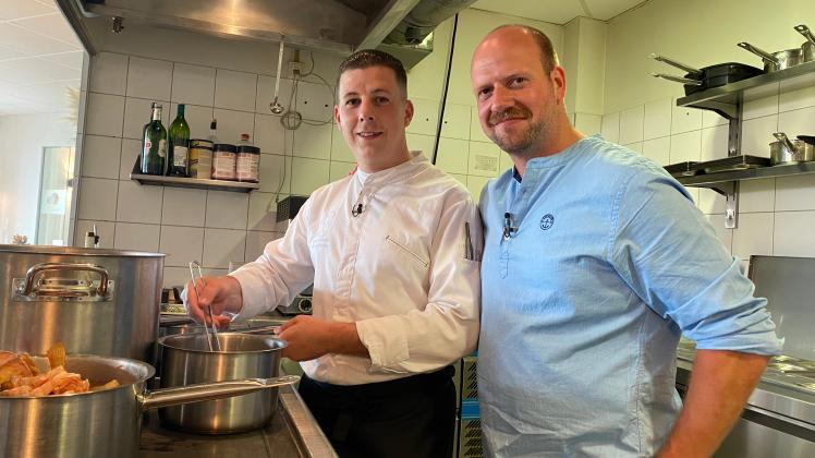 Der Inhaber des Restaurants Cut and Chill auf dem Warnemünder Golfplatz, Patrick Schumann (r.) und sein Küchenchef Enrico Mönker treten als Duo beim TV-Format „Mein Lokal, dein Lokal“ an.