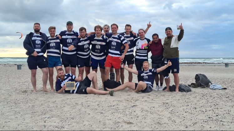 Das Siegerteam der Dierkower Elche am Strand von Warnemünde. Nach dem Erfolg am Sonnabendnachmittag feierten die Rostocker bis tief in die Nacht.
