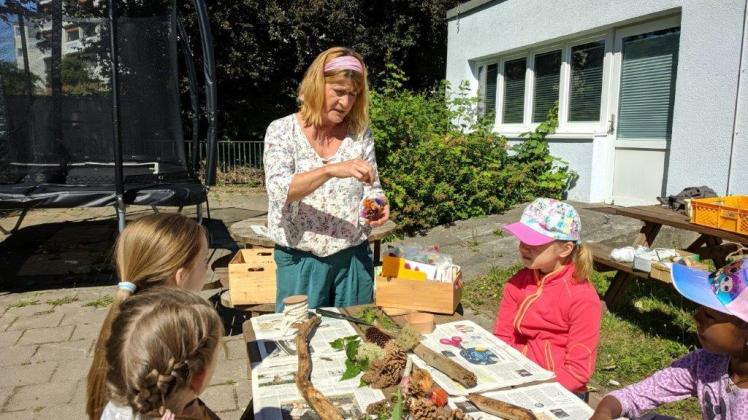 Edeltraut Kahl, genannt Ede, hat zusammen mit den Kindern im Jugendfreizeithaus „Luna“ in Boizenburg aus Naturmaterialien wahre Schätze gebastelt.