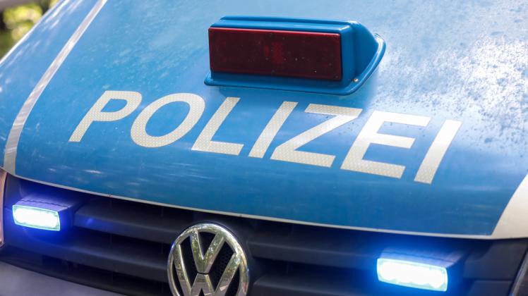 Themenbild Polizei Ein Polizeiauto mit leuchtendem Blaulicht steht auf einer Straße. Solingen, Burger Höhe Deutschland *