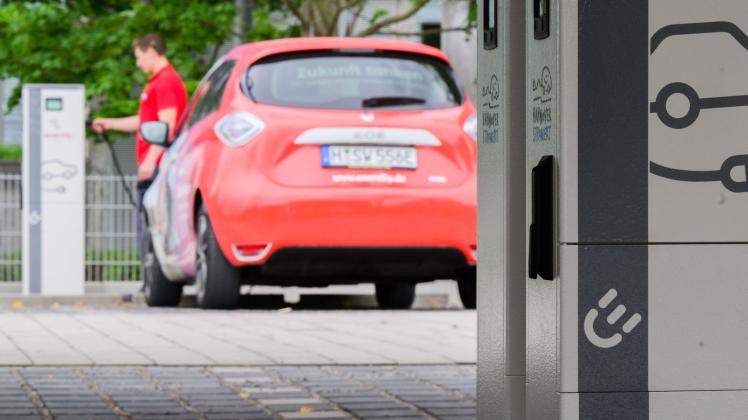 Verkehrsminister Wissing will den Ausbau von Ladenetzen für E-Autos vorantreiben. Foto: Julian Stratenschulte/dpa