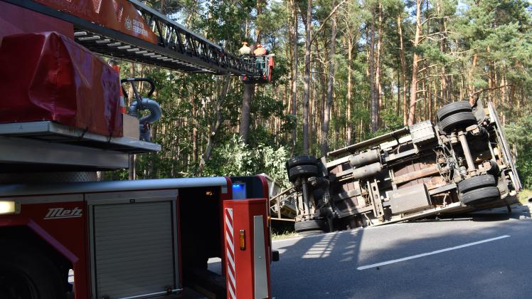 Schwerer Unfall am Mittwochnachmittag auf der Bundesstraße 321 zwischen Raben Steinfeld und Crivitz: Ein Lkw mit Hänger und ein Pkw waren zusammengestoßen, Der Laster musste aus dem Wald geborgen werden.