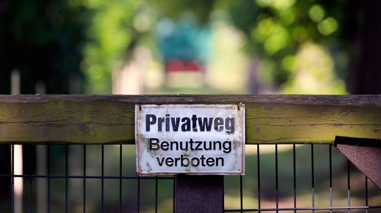 Ein Schild Privatweg - Benutzung verboten hängt an einem Tor an einem Gehöft bei Köln. (Themenbild, Symbolbild) Köln, 14