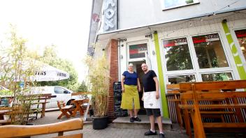 Der Geist des alten Oxmox schwebt immer noch über der Gaststätte von Mona und Bert Brandsen an der Natruper Straße in Osnabrück. Mittlerweile heißt sie Backstein Café und Bistro.