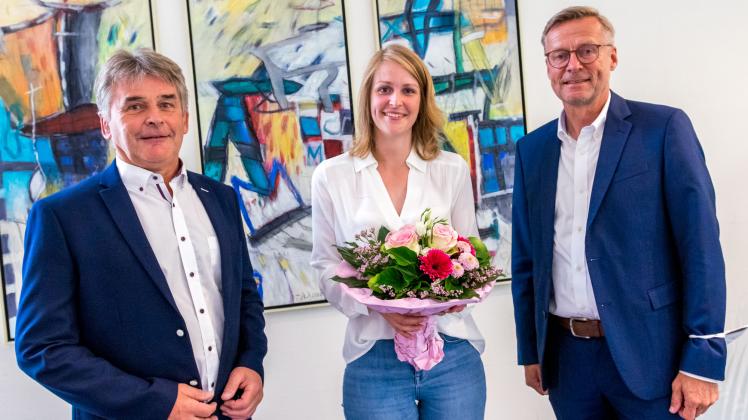 Franziska Matt nimmt als neue Gleichstellungsbeauftragte der Gemeinde Wallenhorst die Glückwünsche des Ratsvorsitzenden Hans Stegemann (SPD, links) und des Bürgermeisters Otto Steinkamp entgegen. 