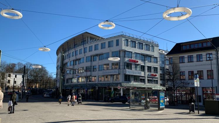 Das Gebäudeensemble am Doberaner Platz in Rostock mit dem Doberaner Hof hat einen neuen Besitzer, der es deutlich aufwerten und entwickeln will.