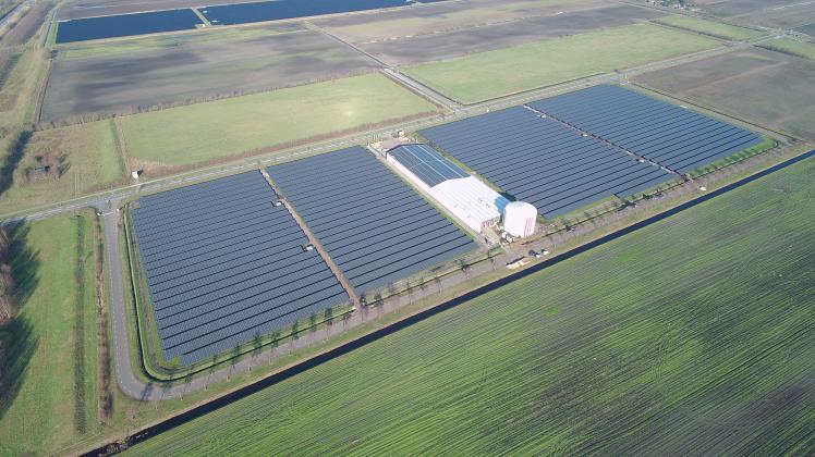 Der Firmenstandort in den Niederlanden von HMB ist eingerahmt von einer gewaltigen Photovoltaikanlage. 