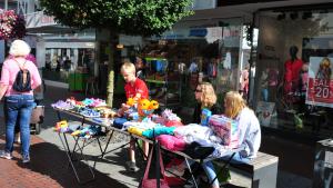 Der Lingener Kinderflohmarkt hat auch an diesem Donnerstag wieder zahlreiche Besucher in die Innenstadt gelockt.