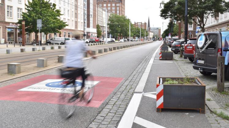 Seit Ende Mai ist die Lange Straße eine Fahrradstraße. Radler haben dort Vorrang vor Autos.