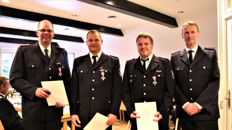 Jörg Göttsche, Malte Franzenburg und Matthias Dombeck wurden von Volker Bolten mit dem Brandschutzehrenzeichen in Silber geehrt. 