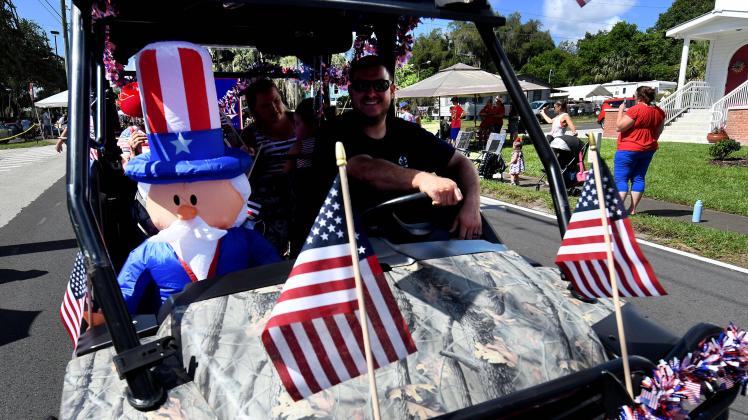 July 4, 2022, Geneva, Florida, United States: People participate in the annual Fourth of July parade in Geneva. The yearly celebration included an antique car show, a vintage aircraft flyover, games, food, and entertainment. Geneva United States - ZUMAs197 20220704_zaa_s197_045 Copyright: xPaulxHennessyx 