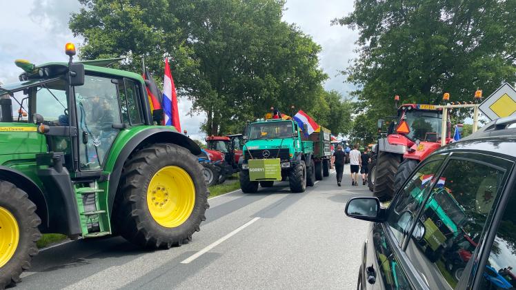 Landwirte-Demo an Grenzübergang in Rhede.