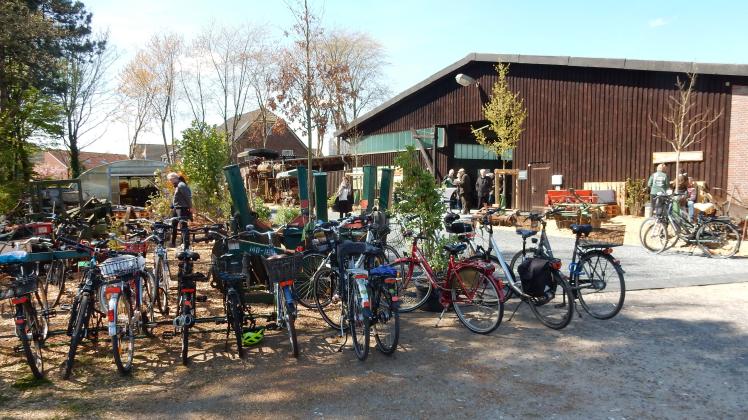 Fahrräder stehen vor dem Baumschulmuseum in Pinneberg