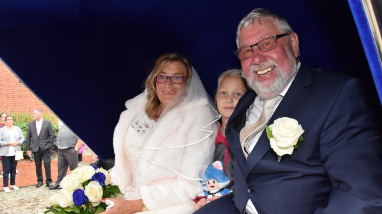 Glückliche Gesichter beim Brautpaar: Kirsten, geb. du Mesnil, und Wolfgang Potratz mit Enkelin Anny-Fee.