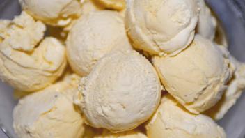 Eiskugeln, Vanilleeis Scoops of ice cream, vanilla ice cream BLWS650477 *** Scoops of ice cream, vanilla ice cream BLWS6