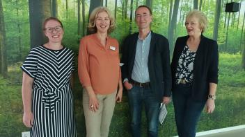 Gehen bei der Qualifizierung Ehrenamtlicher gemeinsame Wege: (v. l.) Nina Holz mit Hospizleiterin
 Dagmar Andersen, Rüdiger Blaschke und Kirstin Baade.