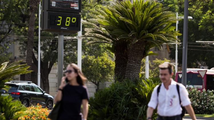 Ein Straßenthermometer in Sevilla zeigt um 10 Uhr morgens bereits 38ºC an. Foto: Daniel Gonzalez Acuna/dpa