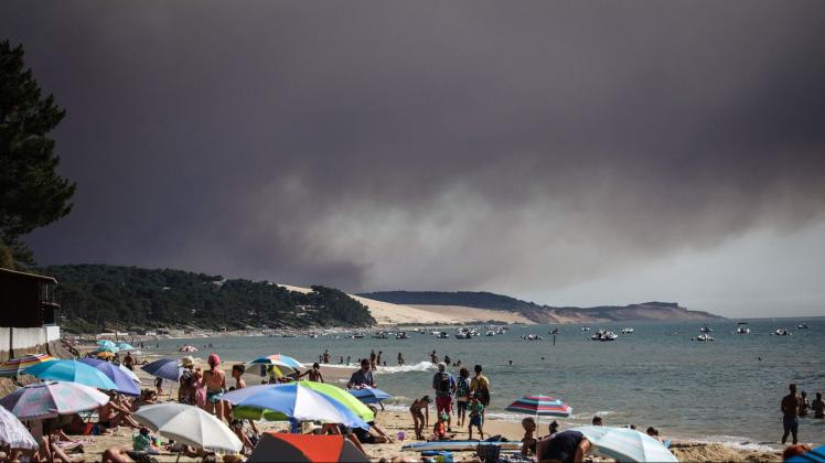 Wie hier an einem Strand in Frankreich brennt der Wald gerade in vielen Urlaubsländern. Foto: Thibaud Moritz/AFP/dpa