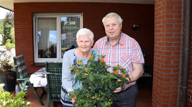 60 Jahre verheiratet: Edith und Wilfried Krämer genießen den Blick auf Blühendes und in den Garten von ihrer Terrasse aus.