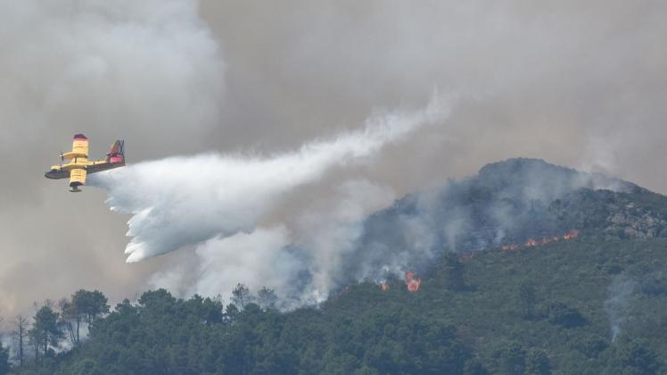 dpatopbilder - Ein Löschflugzeug in Spanien während eines Waldbrandes im Einsatz. Foto: Gustavo Valiente/EUROPA PRESS/dpa