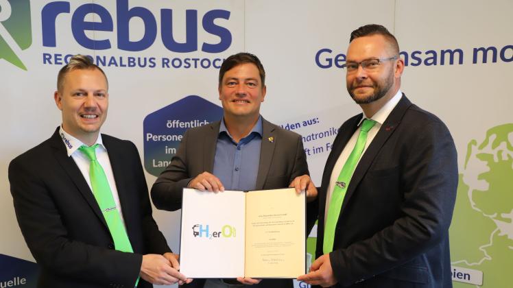 Setzen auf Wasserstoffantrieb: Landrat Sebastian Constien (m.), Rebus-Geschäftsführer Thomas Nienkerk (r.) und Prokurist Marc Weinhauer.