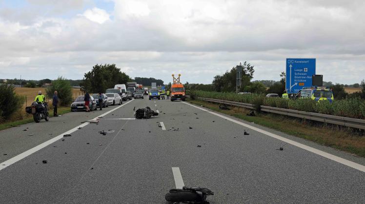 Tödlicher Unfall auf A19 bei Laage (Landkreis Rostock) - Motorradfahrer rast in Lkw-Heck und wird auf Gegenfahrbahn geschleudert. Biker stirbt noch an Unfallstelle. Stundenlange Sperrung