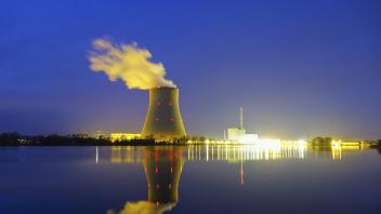 Atomkraftwerk Ohu bei Landshut bei Nacht Deutschland Bayern Isar nuclear power plant Ohu at night