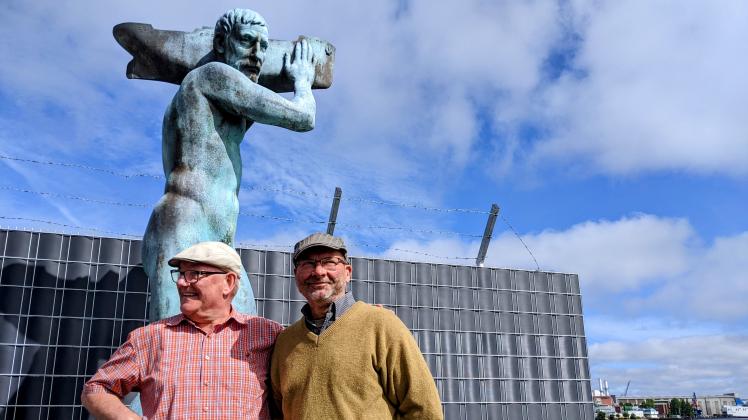 Die Künstler und ihr Werk:  Hans-Ruprecht Leiß (links) und Claus Lindner vor dem „Christophorus“ am Flensburger Hafen.