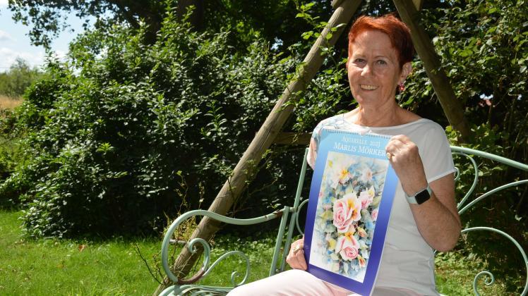 Im eigenen Garten findet Marlis Mörker Motive und hier präsentiert sie auch den Kalender „Aquarelle 2023“.