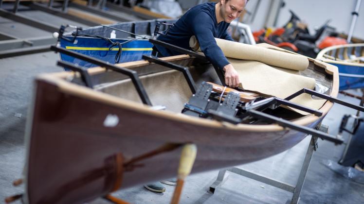 Bootsbaubetrieb fertigt Ruderboot aus Flachs
