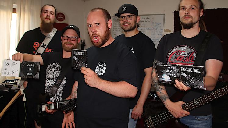 Neues Album im Gangster-Style: Die Itzehoer Nu Metal-Band „Brazing Bull“ mit (v.l.): Arne Frunder (Gitarre), Collin Hardt (Gitarre), Robin Meinert (Schlagzeug), Tim Engel (Gesang) und Julian Sommer (Bass).