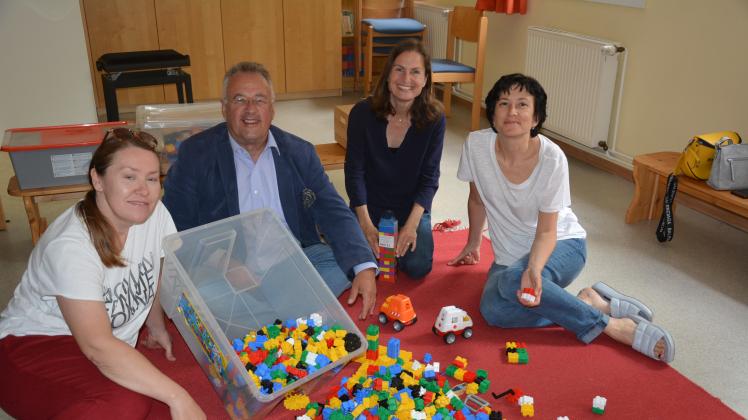 Olga Spirina( links) und Tatiana Kuznetsova (rechts) freuen sich auf die Spielkreiskinder. Mit ihnen
stellen Superintendent Joachim Cierpka und die Leiterin des Bramscher Familinebüros, Sandra
Pardieck das Projekt vor.